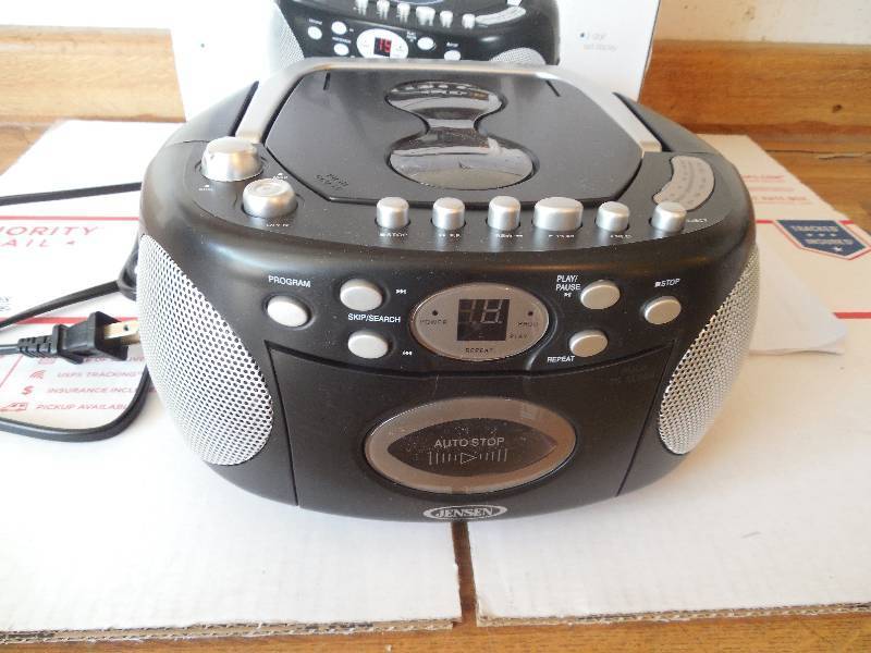 lot 23 image: Jensen Portable CD Player Boombox - AMFM, LCD Display
