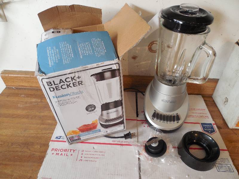 lot 12 image: Black & Decker Fusionblade Blender - 550 W - 1.50 Quart - Silver