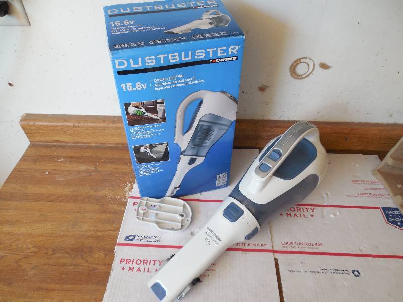 lot 20 image: 15.6V DUSTBUSTER Hand Vac