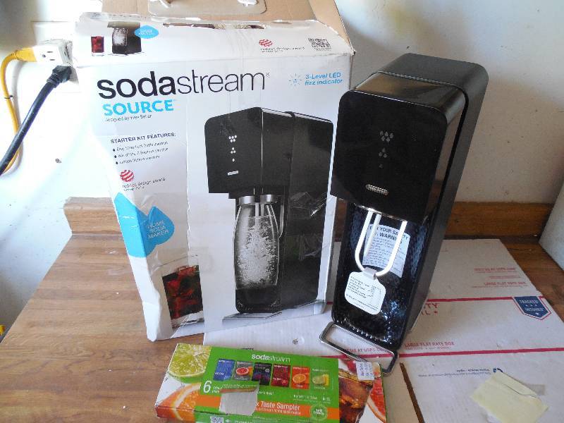 lot 37 image: SodaStream Source Soda Maker, Black Plastic