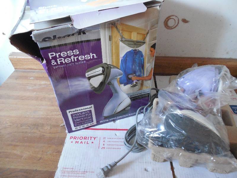 lot 41 image: Shark Press & Refresh Fabric Steamer