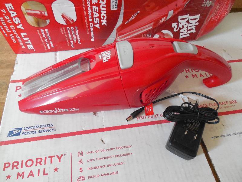 lot 46 image: Dirt DevilEasy Lite Hand Vac, 2Master