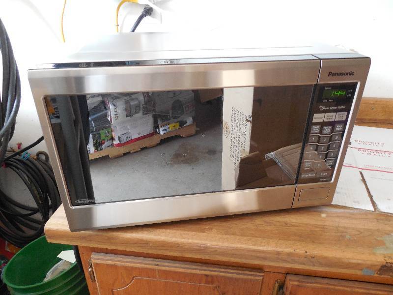 lot 49 image: Family Size 1.2 Cu. Ft. Countertop Microwave Oven with Inverter Technology