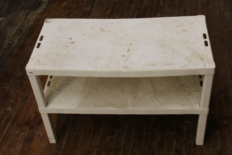 lot 109 image: Small Shelf