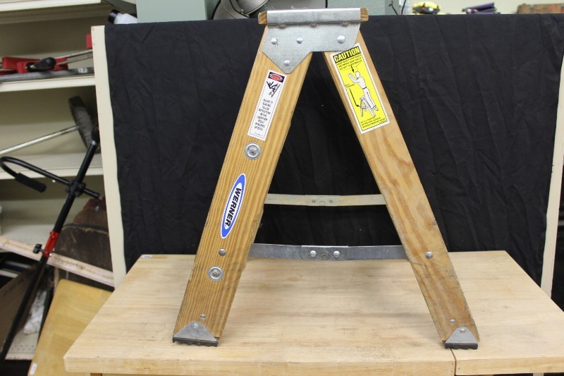 lot 147 image: Wood Step Stool
