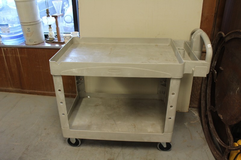 lot 15 image: Rubbermaid Cart