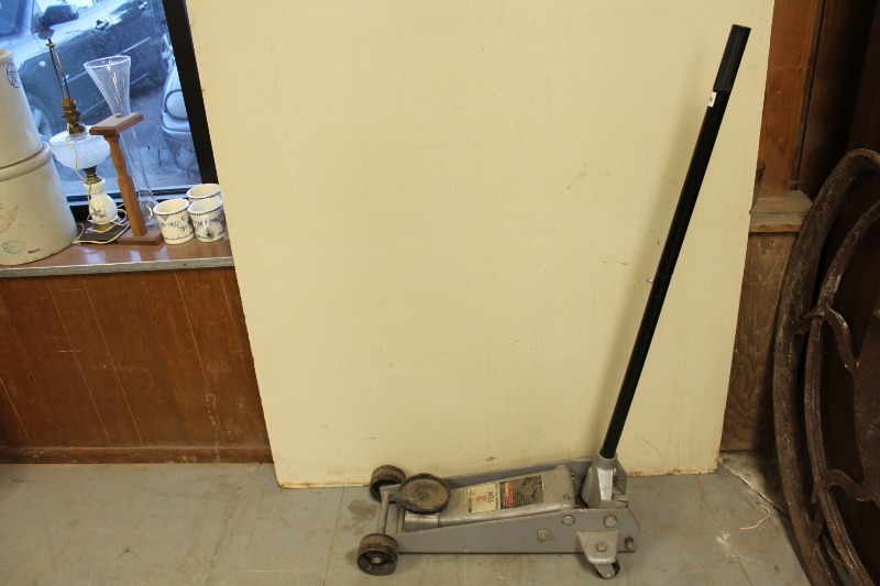 lot 25 image: 3 Ton Floor Jack