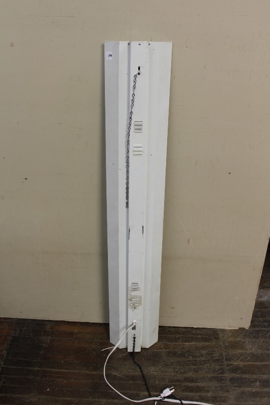 lot 178 image: Fluorescent Light Fixture
