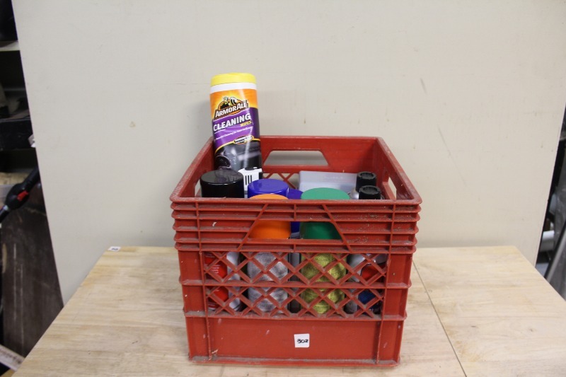 lot 302 image: Lot of Household Chemicals