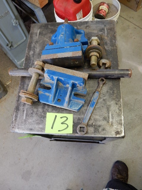 lot 13 image: Adjustable Vise