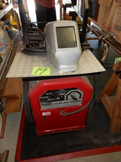 lot 19 image: Lincoln ACDC Arc Welder