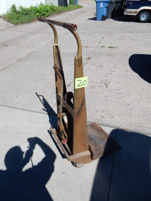 lot 20 image: Machine Accessory Lift