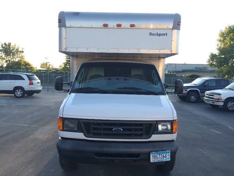 lot 2 image: 2004 Ford E-450 Cube Van 6.0L Diesel