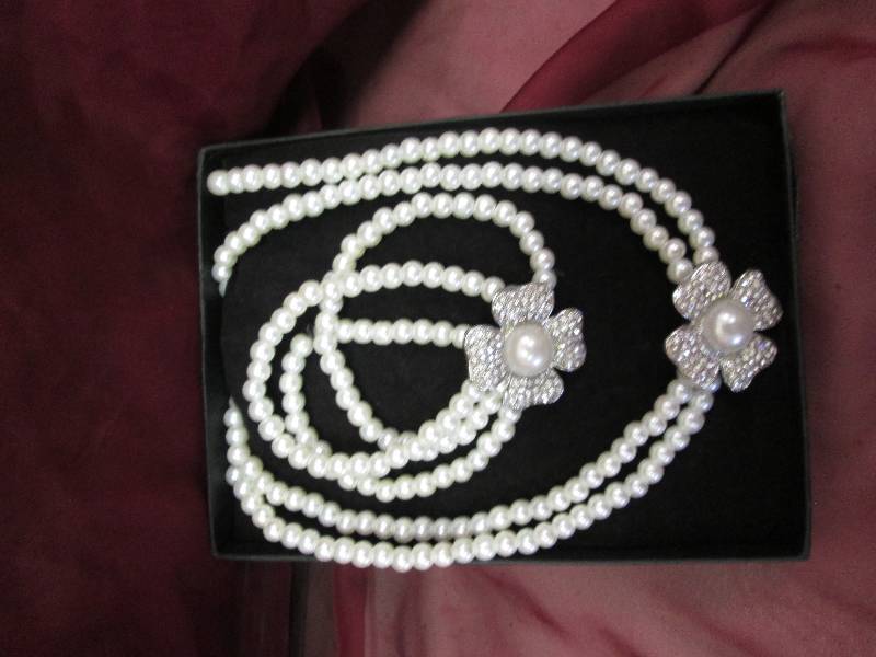 pearl choker necklace and braclet s...