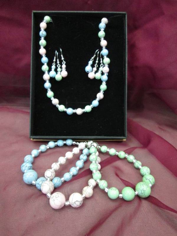 7pc set includes1necklace ,3pair e...