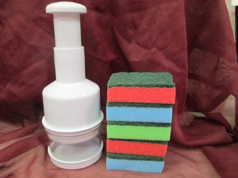 Food Chopper and 5 Scouring Sponges...