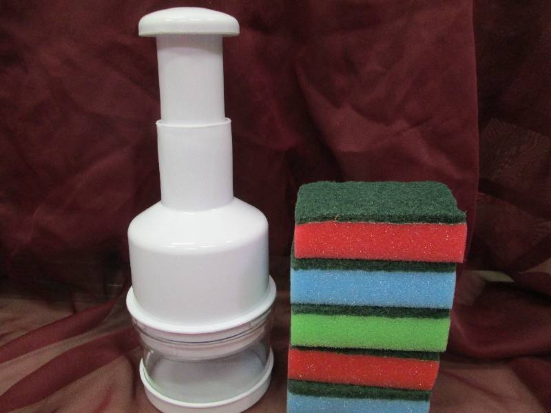 Food Chopper and 5 Scouring Sponges...