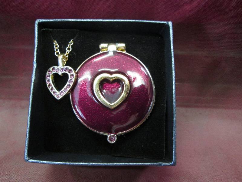 Wine color heart necklace with keep...