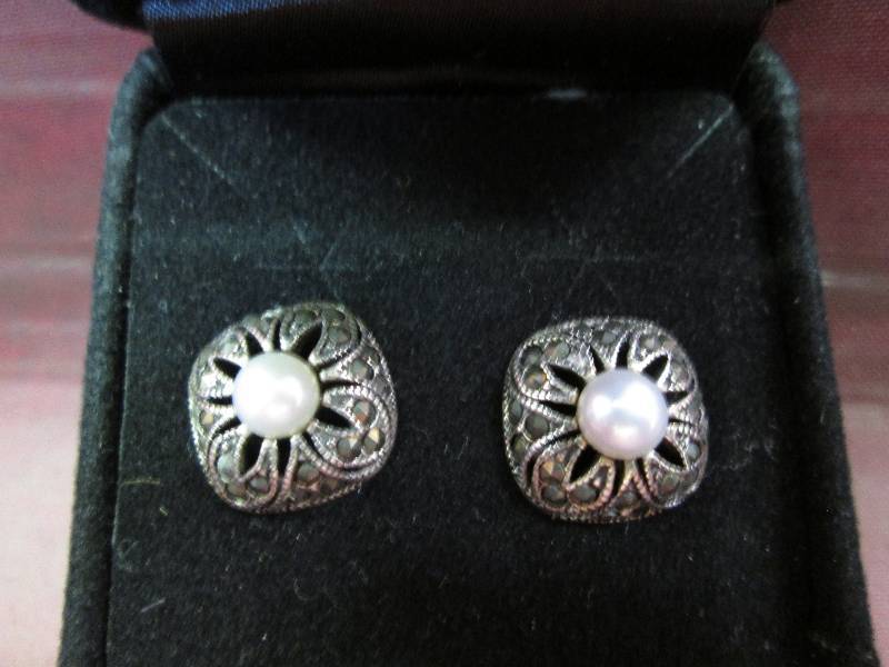 Antique silver look with cr...