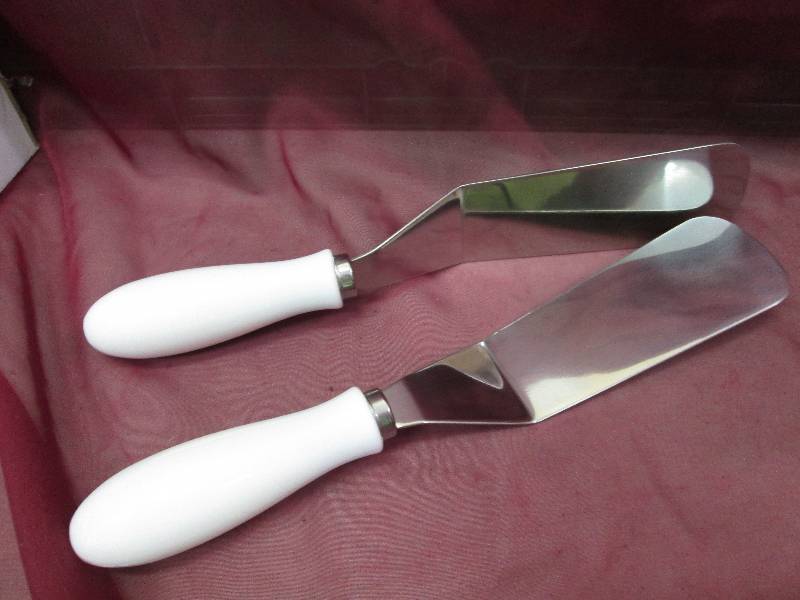 2 piece spatula set with white hand...