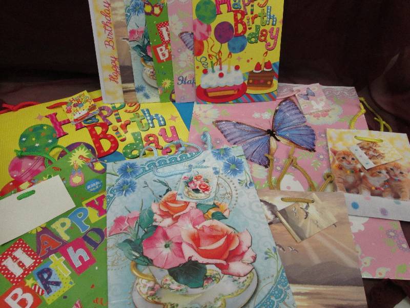 set of 6 gifts bags , tissue paper...