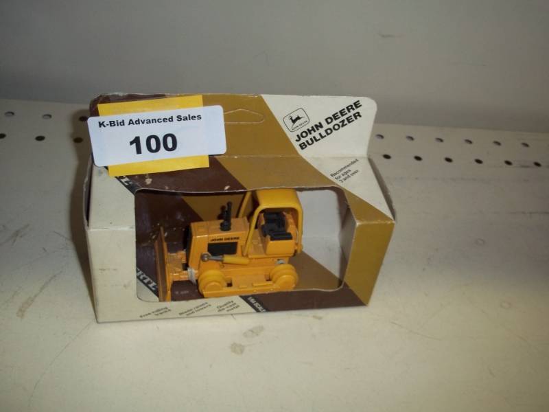 lot 100 image: John Deere Bulldozer 164 scale