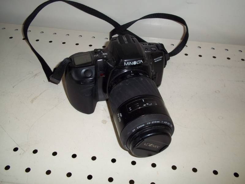 lot 12 image: Minolta Maxxum 400si Film camera with AF 70-210 Lens, tested and works