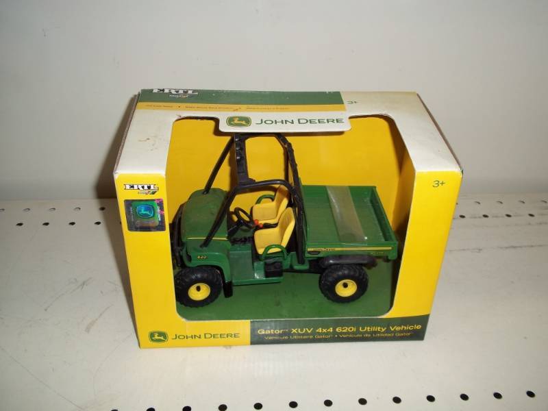 lot 13 image: New John Deere Gator XUV 4 x 4 116 scale