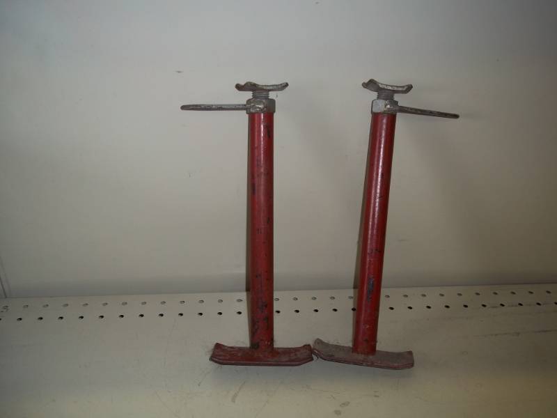lot 45 image: Pair of small screw jacks