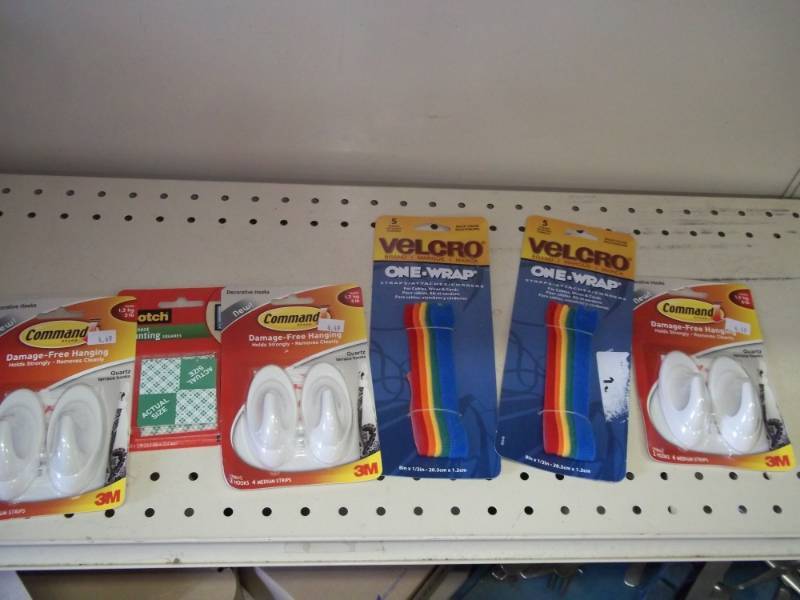 lot 62 image: New Command hooks with Velcro one wrap