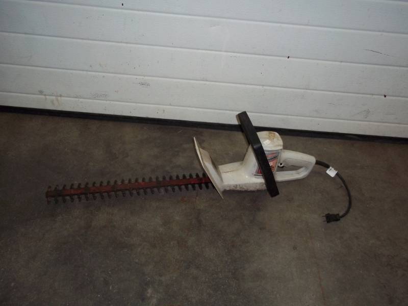 lot 69 image: 18 electric hedge trimmer