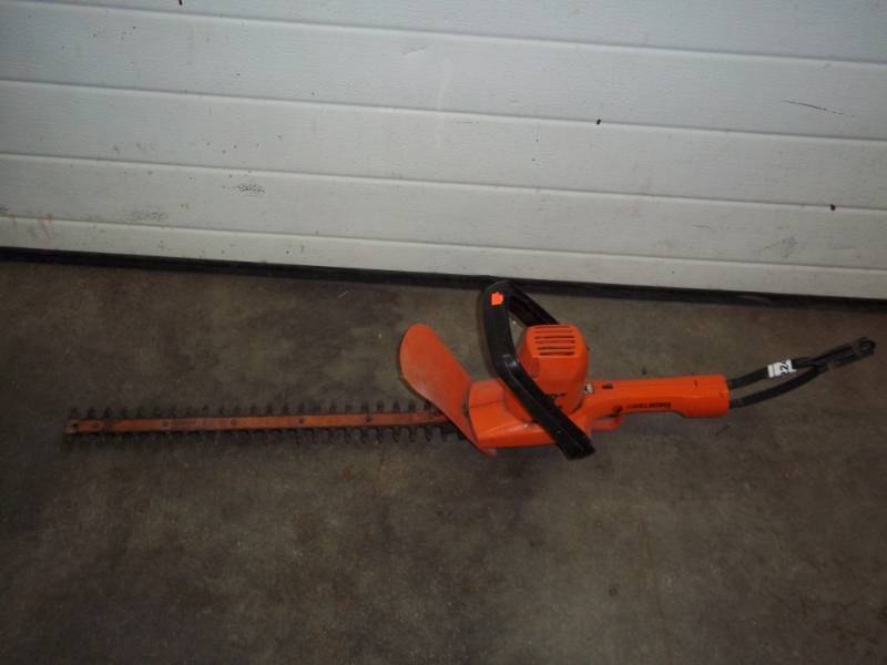 lot 70 image: 18 Black & Decker electric hedge trimmer