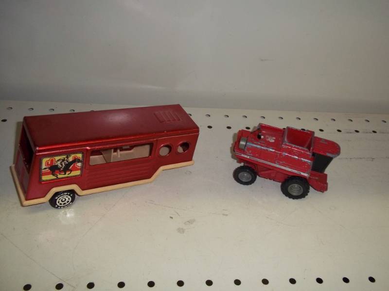 lot 91 image: Toy combine and horse trailer