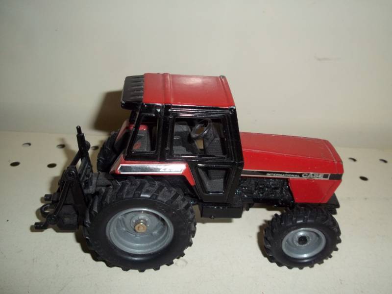 lot 101 image: IH Case Toy tractor 2294