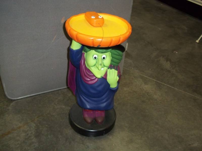 lot 117 image: Halloween Dcor