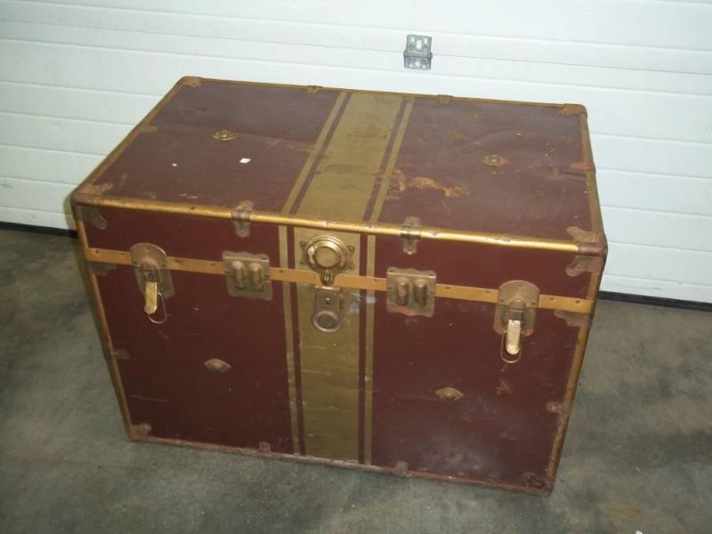 lot 118 image: Large brown trunk