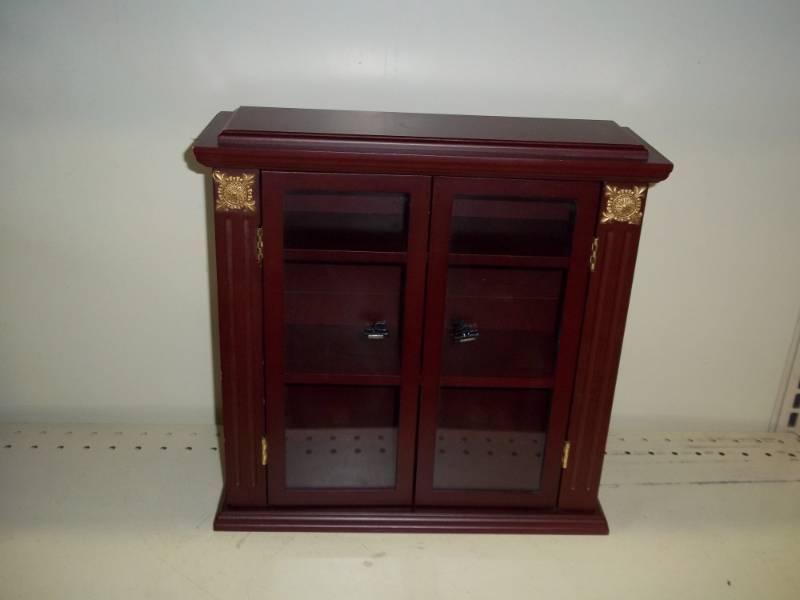 lot 123 image: Small jewelry  trinket display box