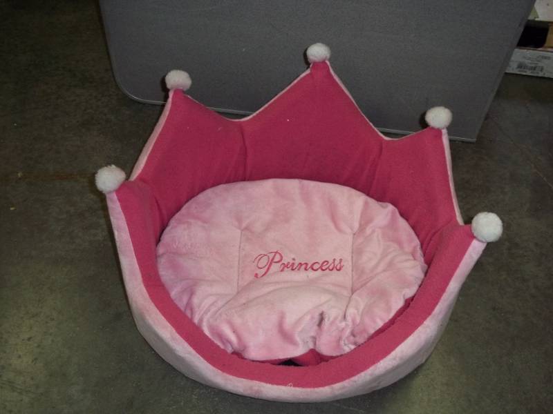 lot 136 image: Small dog Cat bed