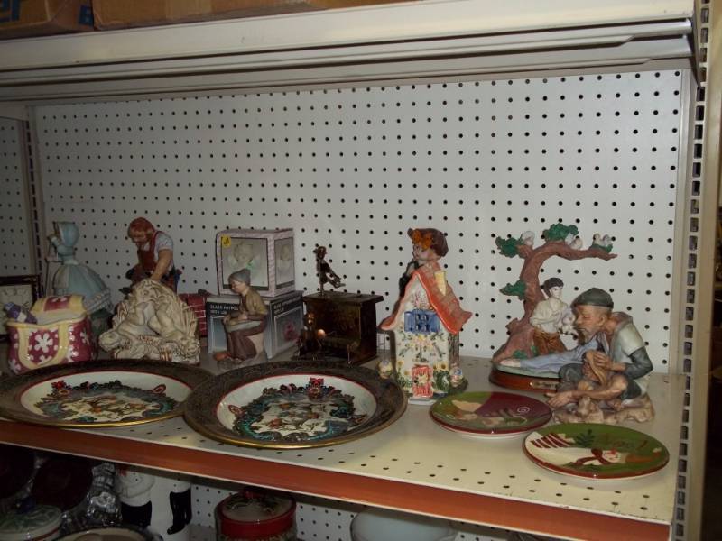 lot 141 image: Dcor items with tin decor plates