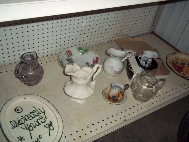 lot 150 image: Glassware and dcor items