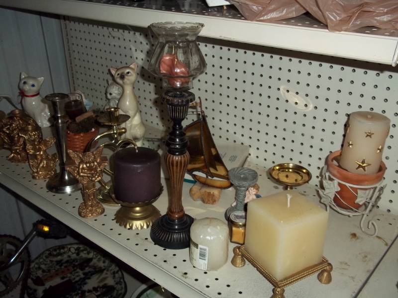 lot 153 image: Candle dcor with cats