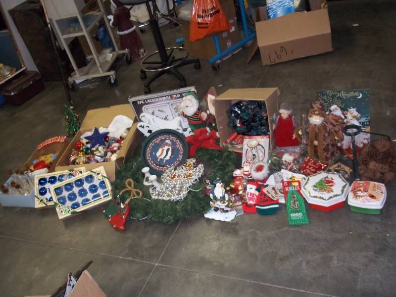 lot 169 image: Large Selection of Christmas decorations and dcor
