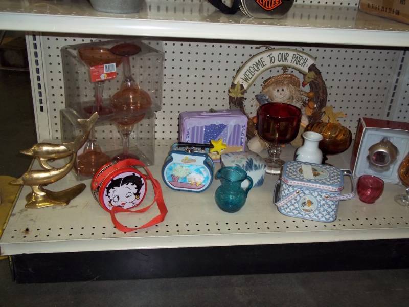 lot 170 image: Dcor and tins