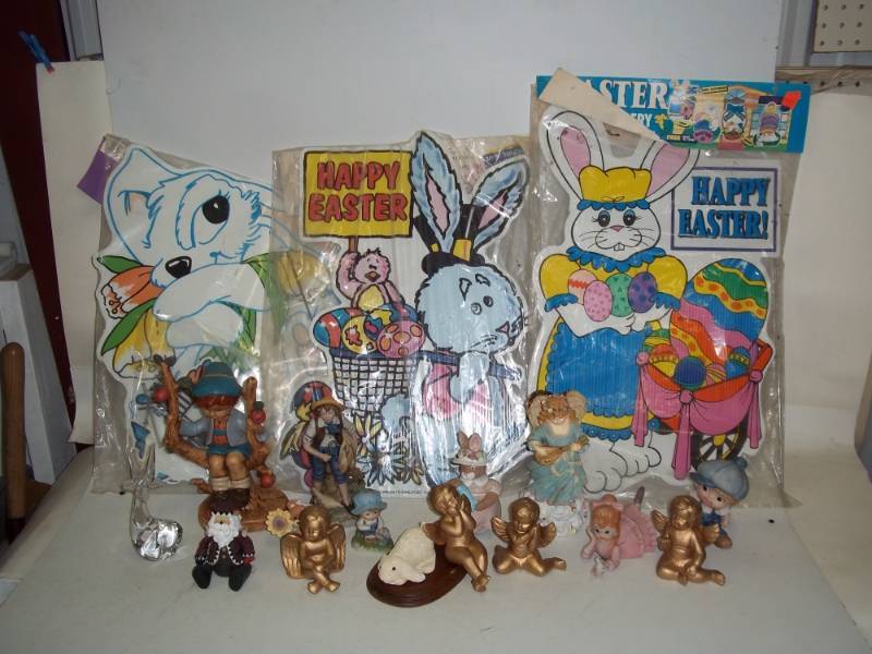 lot 171 image: Variety of Porcelain figurines and Happy Easter Signs