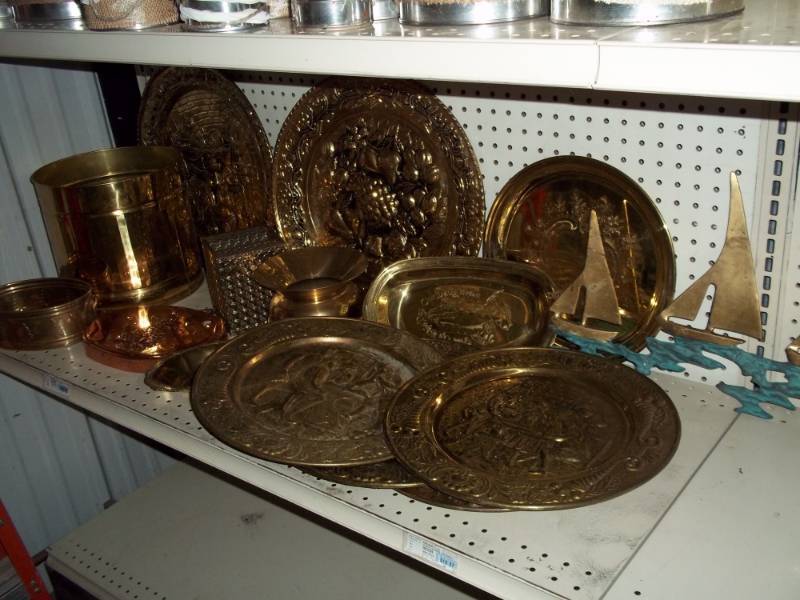 lot 174 image: Tin dcor plates and tin boat dcor