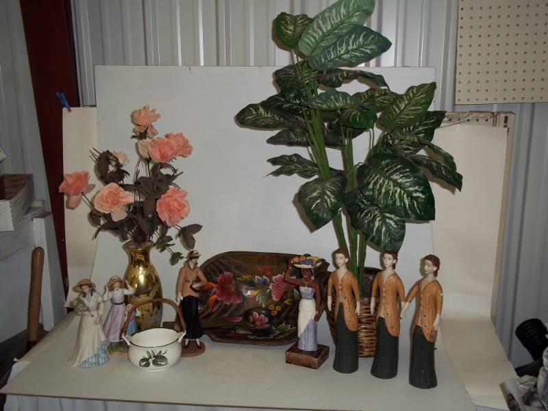lot 181 image: Assortment of figurines and dcor