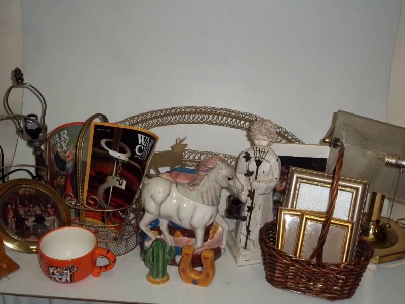 lot 185 image: Assortment of baskets, frames, lamps and dcor