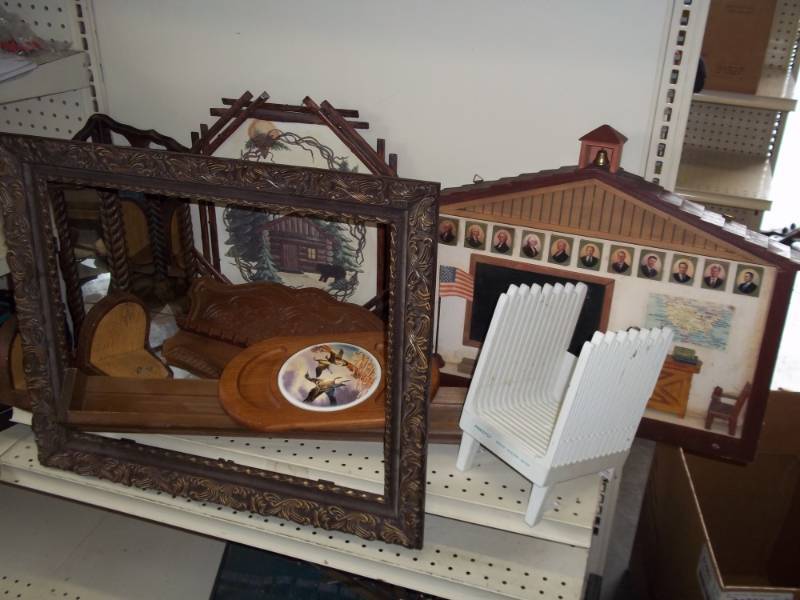 lot 198 image: Assortment of wall dcor, bread slicer and serving tray