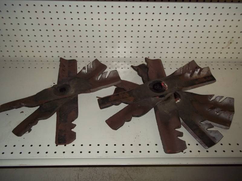 lot 206 image: Lot of 9 Gator # 396770 Mulching Lawn Mower Blades