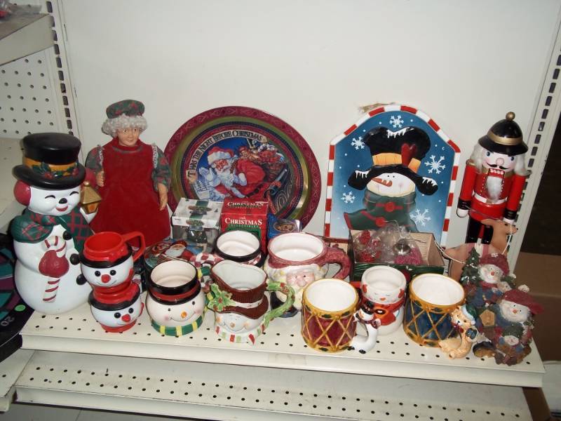 lot 214 image: Assortment of Christmas Dcor